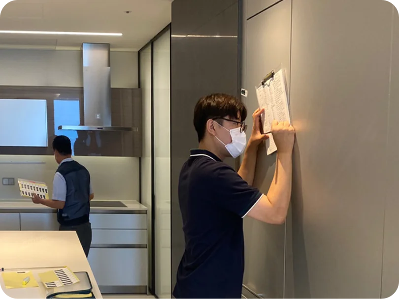 점검 완료 직후 하자 내역과 확대 사진이 담긴 최종 점검 보고서를 전달하는 모습